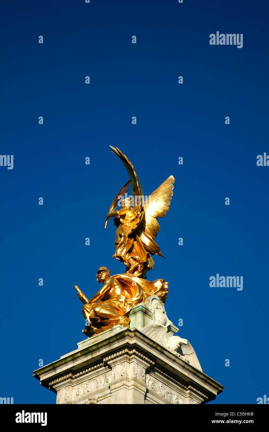 Queen Victoria Memorial su Buckingham Palace e il piazzale antistante su St James's, London, Regno Unito Foto Stock