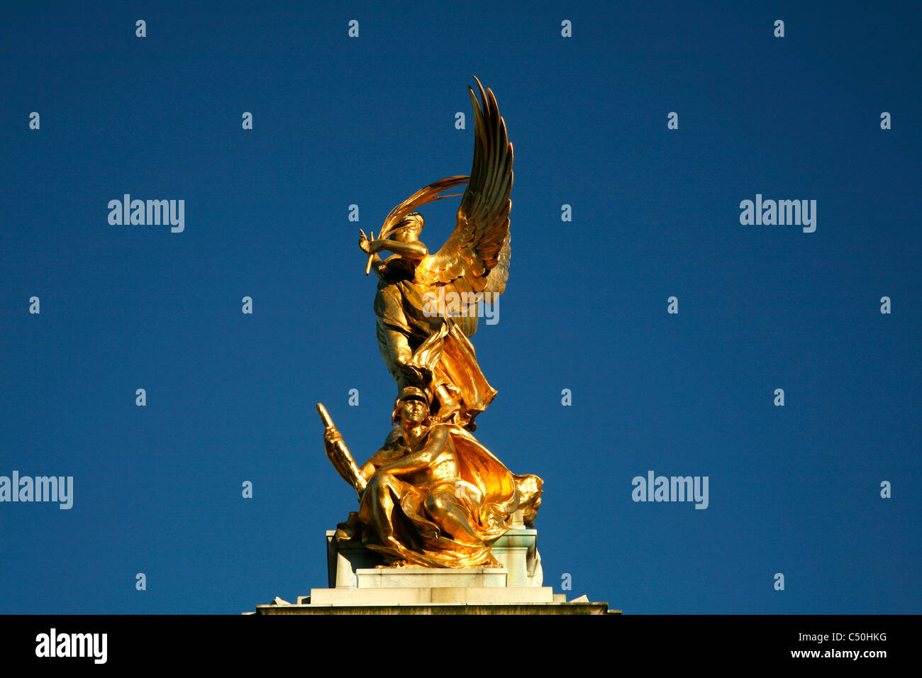 Queen Victoria Memorial su Buckingham Palace e il piazzale antistante su St James's, London, Regno Unito Foto Stock