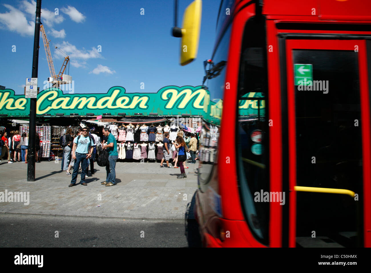 London bus azionamento oltre il mercato di Camden su Camden High Street, Camden Town, Londra, Regno Unito Foto Stock