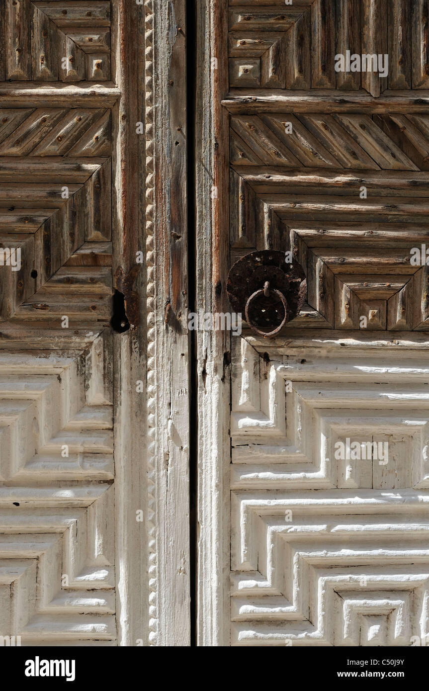 Kastellorizo. Isole Dodecanesi. La Grecia. Dettaglio del periodo Ottomano in legno intagliato porta. Foto Stock