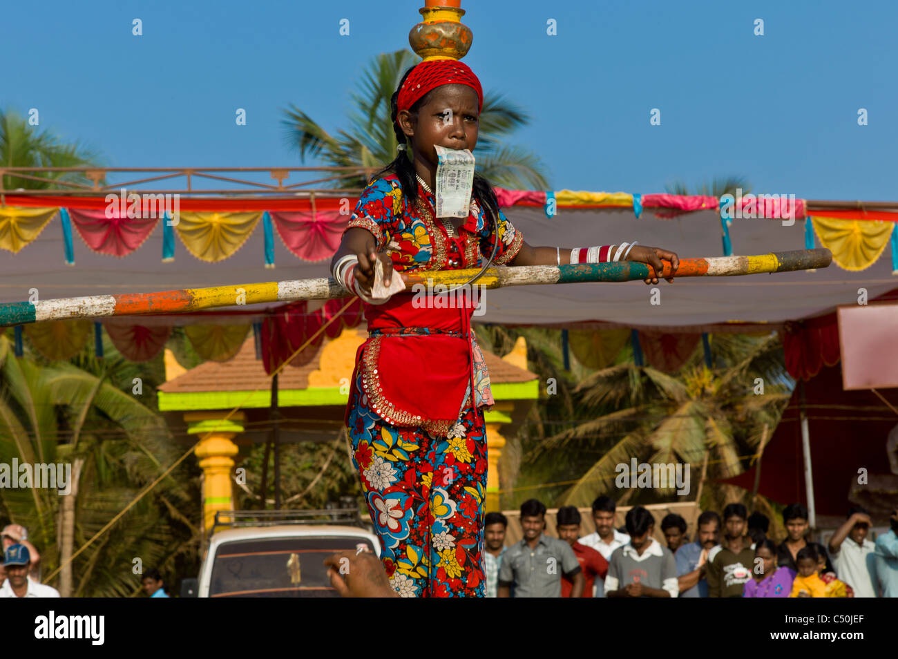 Un bambino acrobat passeggiate sulla fune al festival Shivaratra in Gokarna, India. Foto Stock