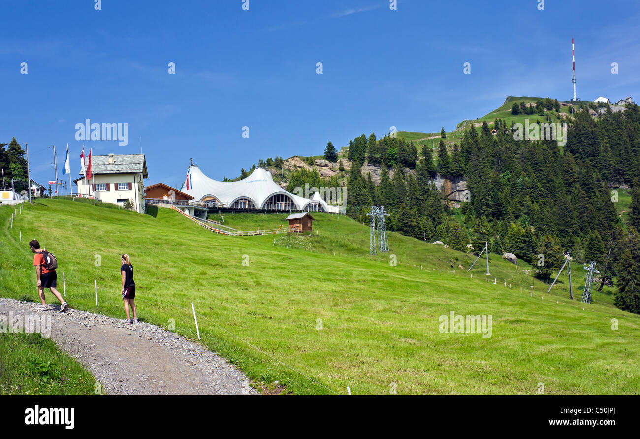 Dalla stazione ferroviaria di Staffel sul Rigi svizzera con Rigi caso tenda e Rigi Kulm a destra Foto Stock