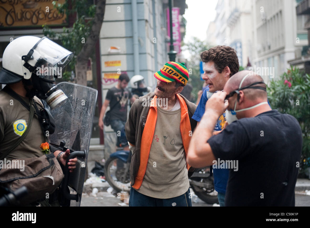 Manifestanti parlando di sommossa poliziotto Karagiorgi Servias street vicino a Syntagma Foto Stock