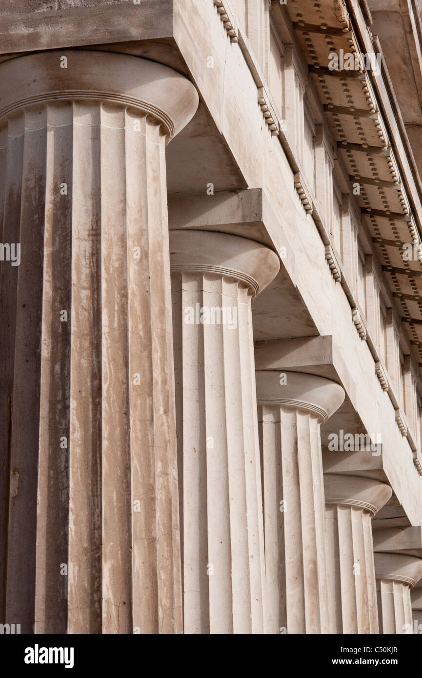 Fila di colonne di un edificio Foto Stock