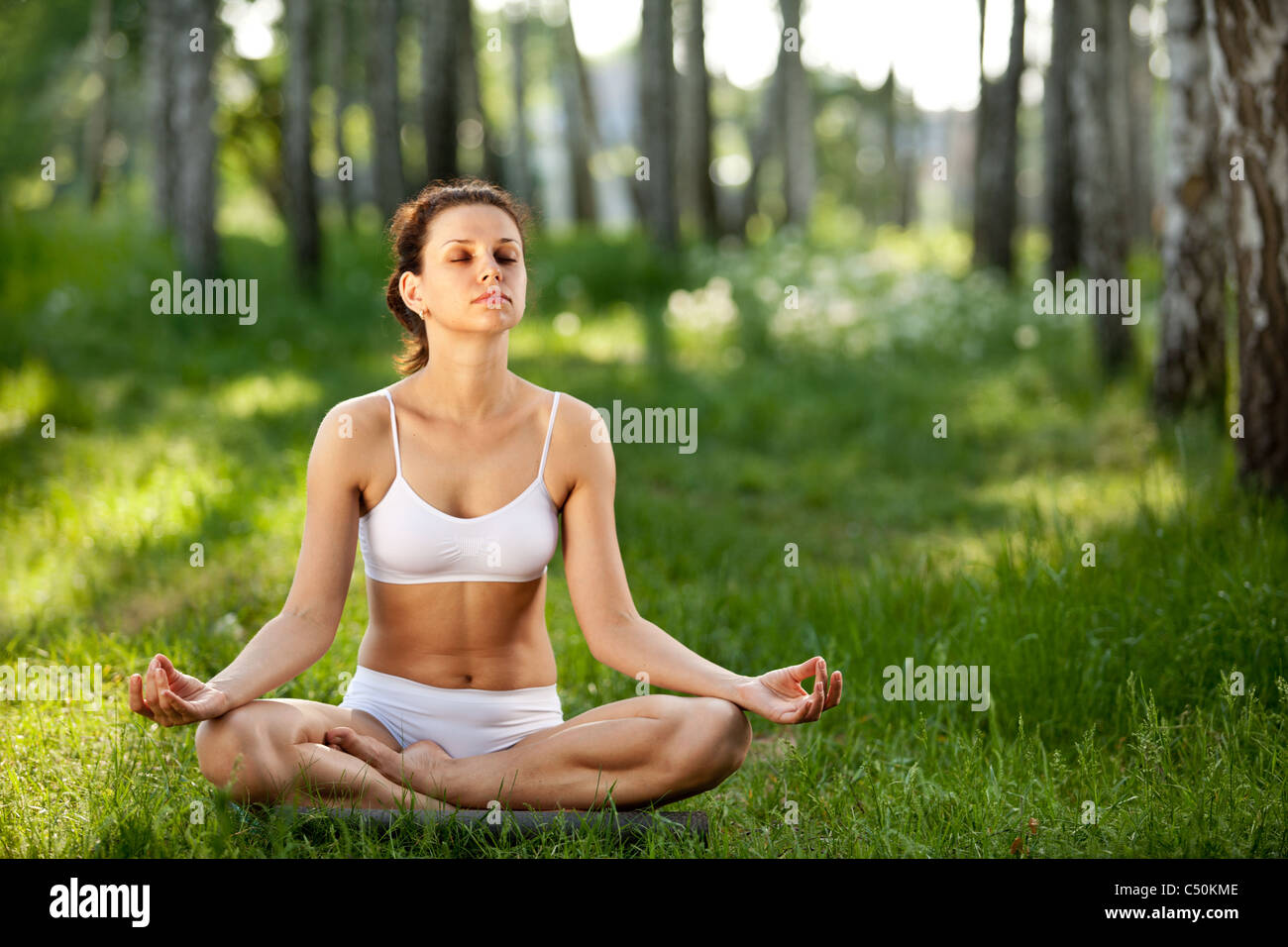 La pratica dello yoga all'esterno. Foto Stock