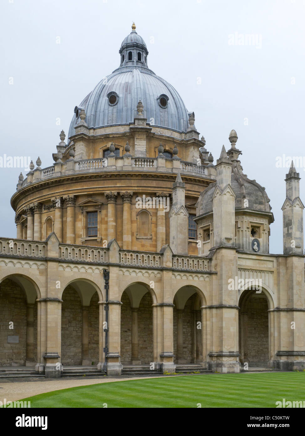 La Radcliffe Camera vista dal grande Quadrangolo di tutte le anime College di Oxford Foto Stock