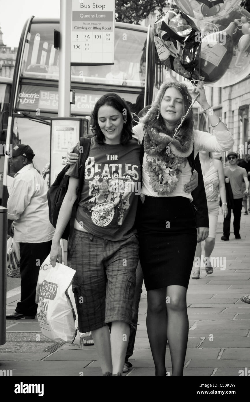 Frequentatori di partito per le strade di Oxford, Inghilterra Foto Stock