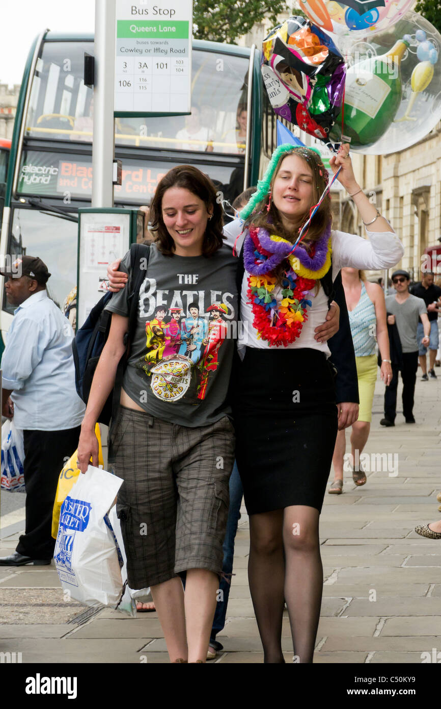 Frequentatori di partito per le strade di Oxford, Inghilterra Foto Stock