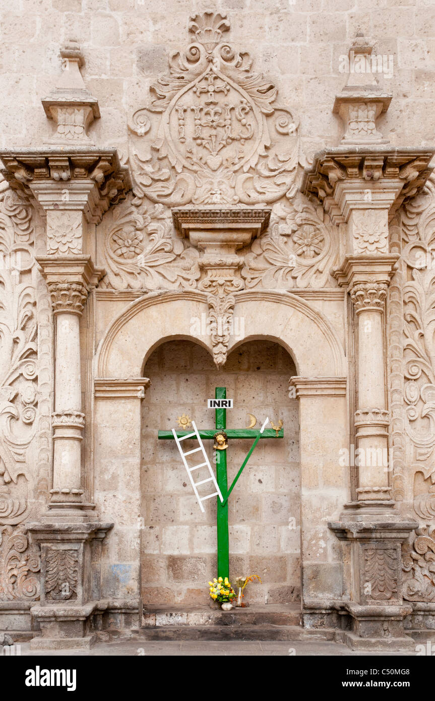 Facciata e crocifisso icone dell'esterno del la Iglesia de La Compania Chiesa in Arequipa, Perù, Sud America. Foto Stock