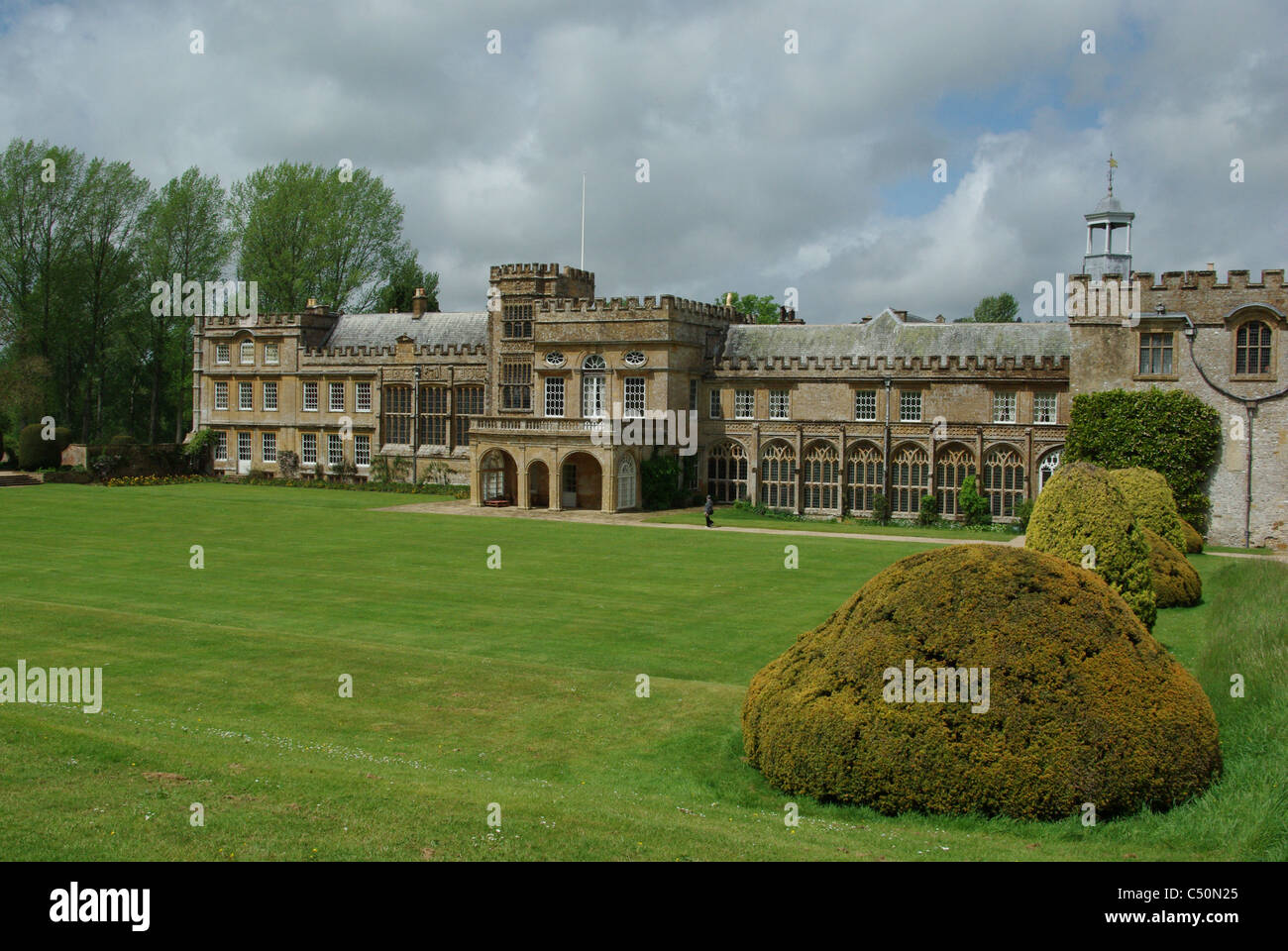 La facciata di Forde Abbey, una casa nobiliare nel Somerset, Regno Unito Foto Stock