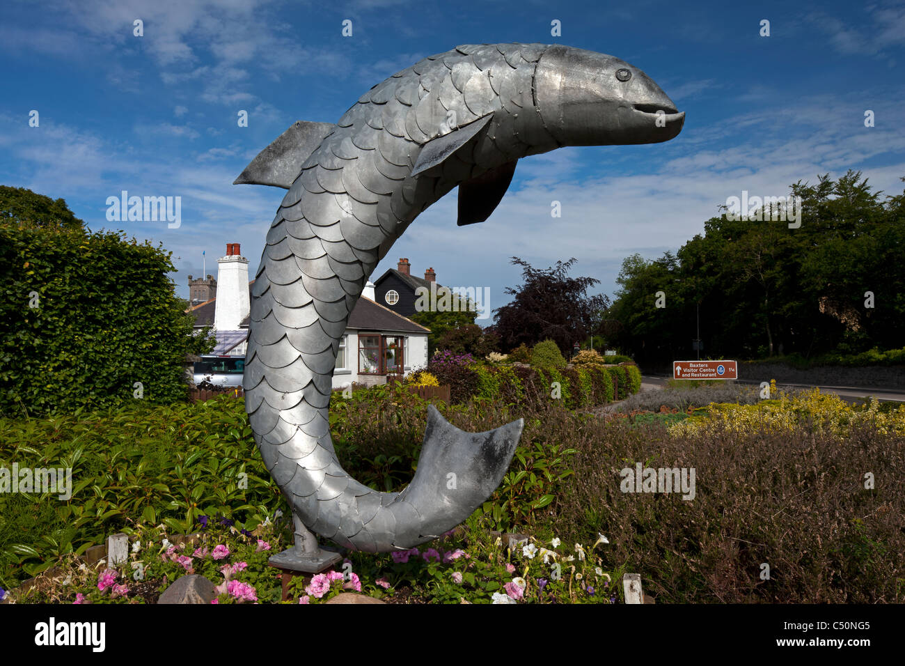 Fochabers statua di pesce all'ingresso al villaggio Fochabers, Moray Firth, Scozia Foto Stock