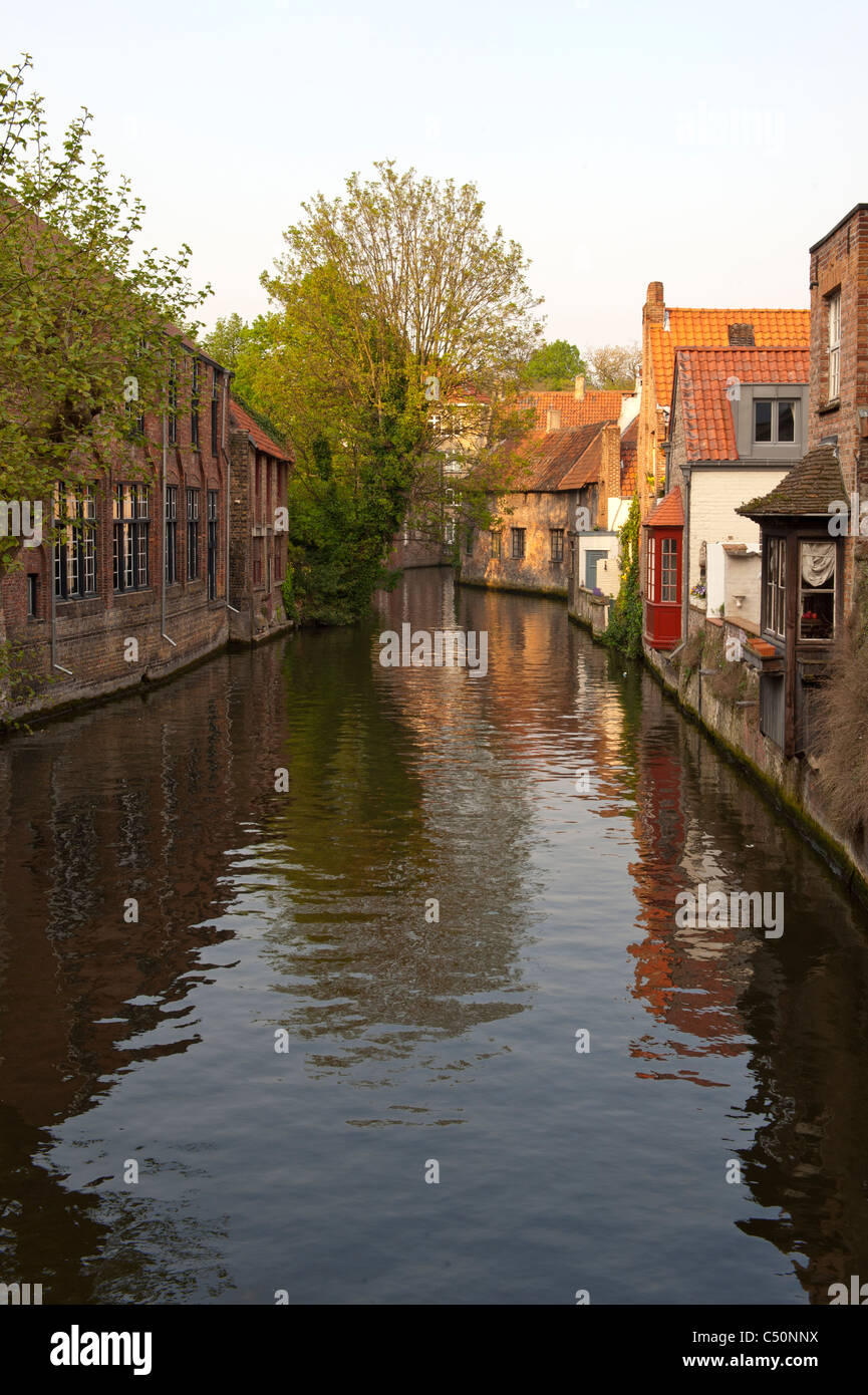 Edificio che riflette nell'acqua, il centro storico di Bruges, Belgio Foto Stock