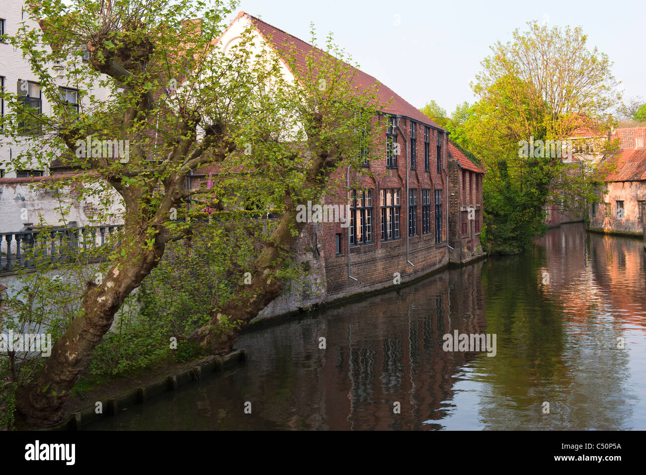 Edificio che riflette nell'acqua, il centro storico di Bruges, Belgio Foto Stock