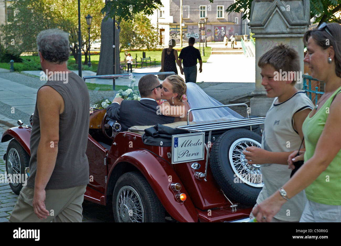Una coppia di sposi baciare in un MG oldtimer, Wroclaw, Polonia Foto Stock