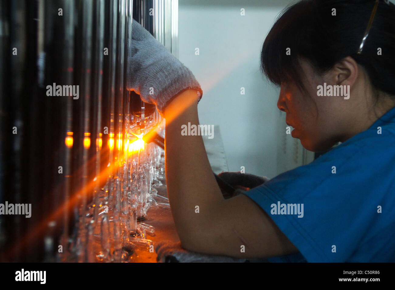 Processo di produzione di energia solare tubo evacuato collezionisti a Shanghai in Cina Foto Stock