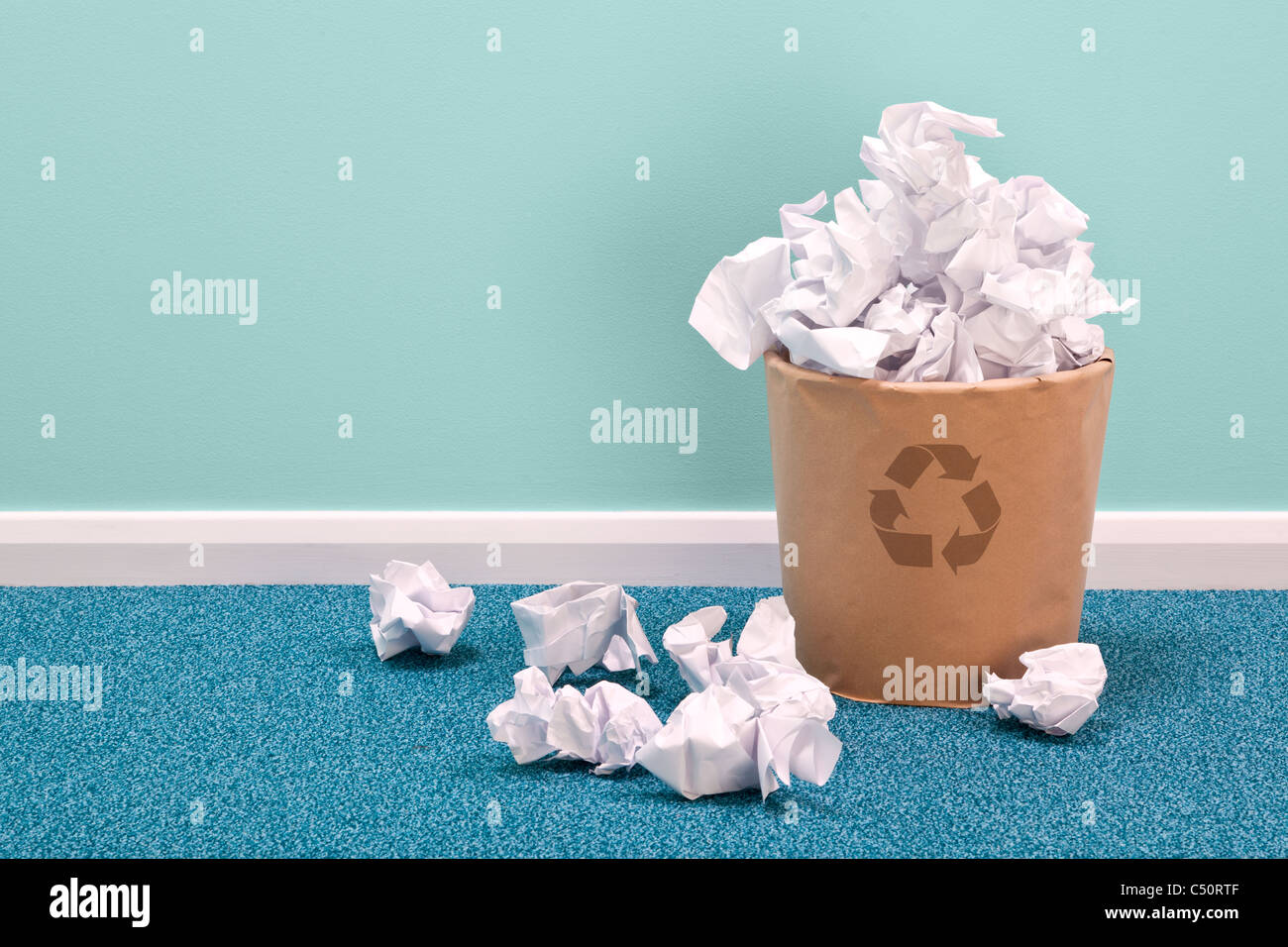 Foto di un riciclaggio rifiuti cestino per la carta su un pavimento di office Foto Stock