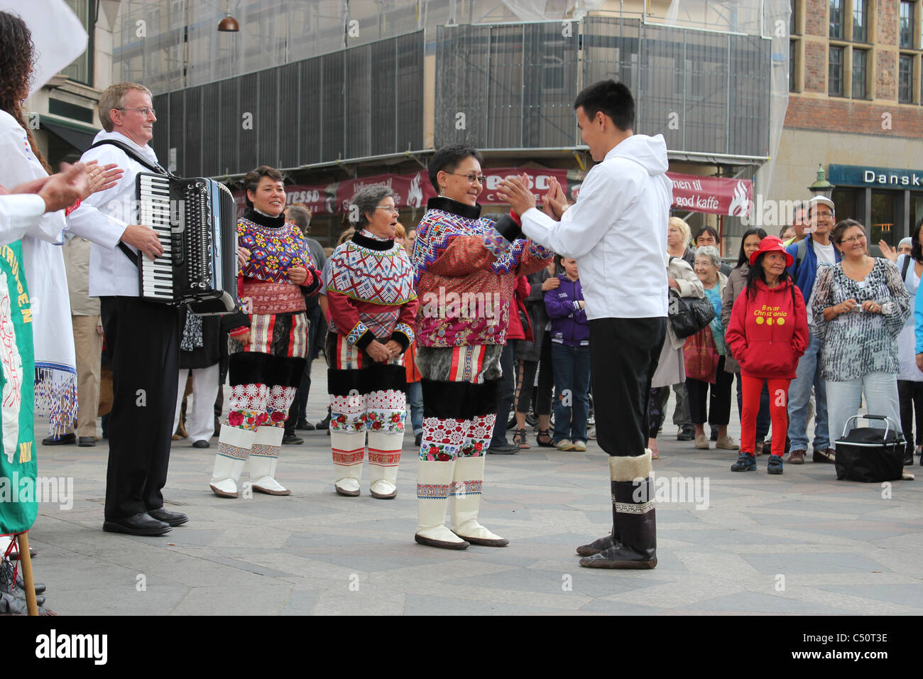 Gruppo di danza groenlandese che si esibisce nelle strade di Copenhagen, Danimarca Foto Stock