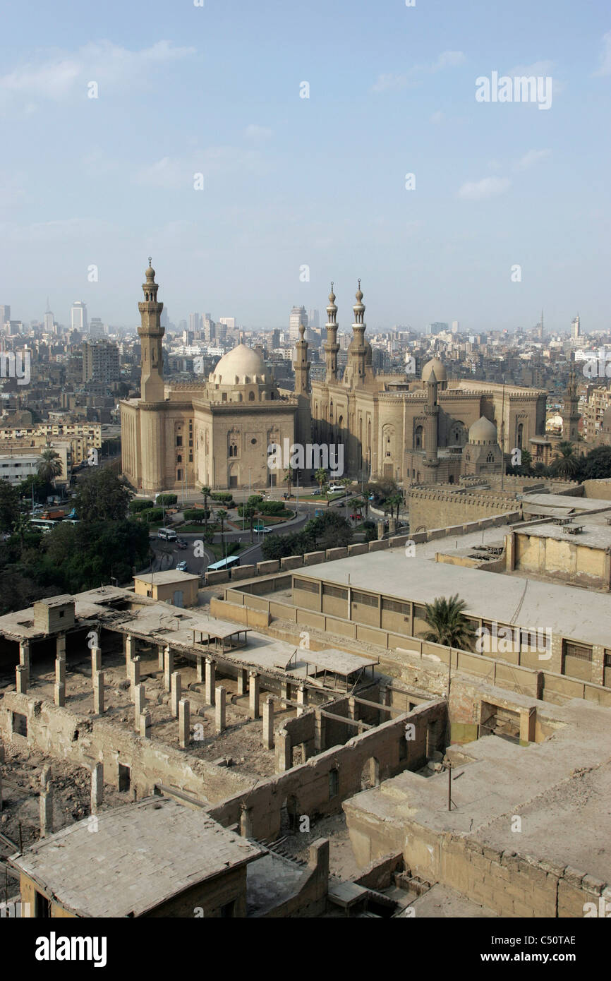 Guardando attraverso il Cairo dalla cittadella verso il sultano Hassan e Al Rifai moschea, Egitto Foto Stock