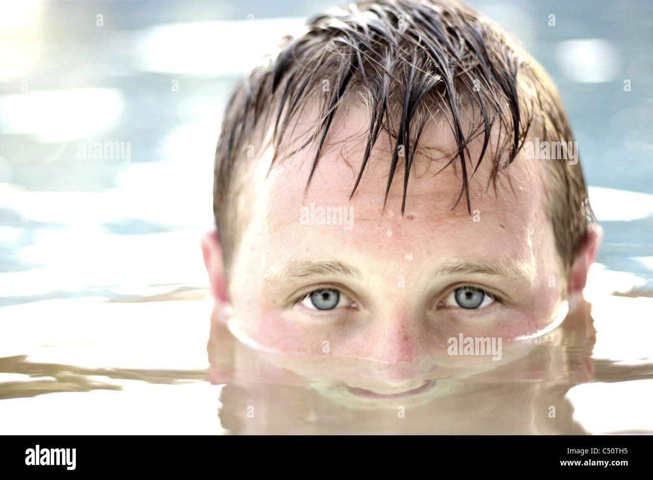 Teen parzialmente sommerso in acqua Foto Stock
