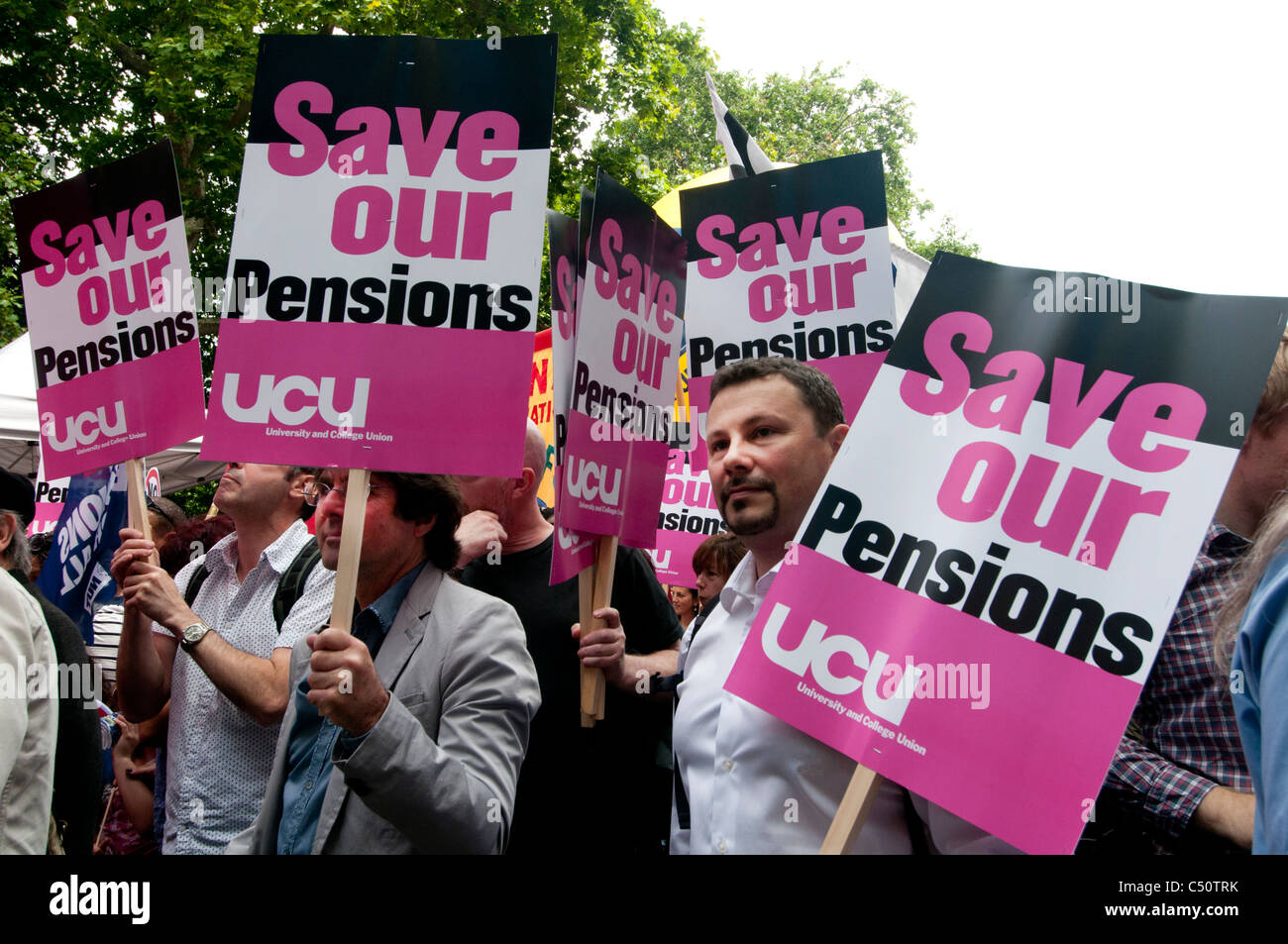 Un giorno di sciopero da parte di insegnanti e di funzionari per protesta contro i cambiamenti in materia di pensioni- gruppo di membri di UCU unione con cartelloni Foto Stock