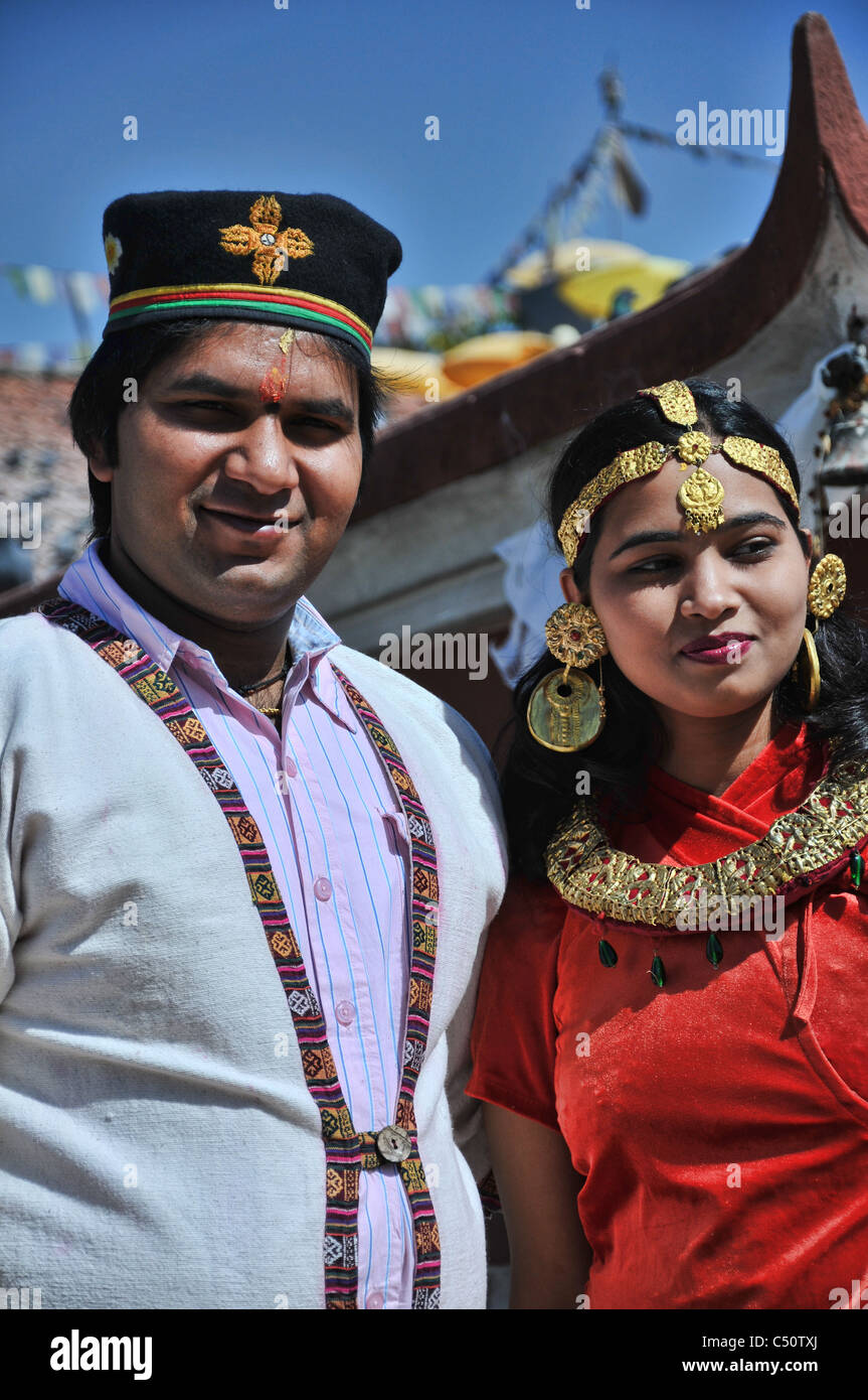 Sposa e lo sposo in posa prima del loro matrimonio celebrato a Boudhanath, Valle di Kathmandu Foto Stock