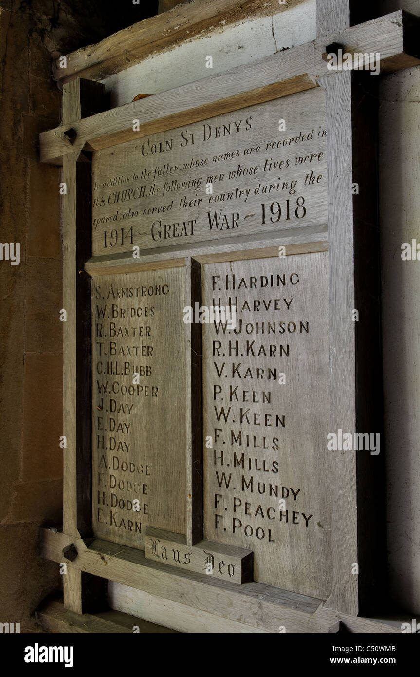 Memoriale di guerra nel portico, San Giacomo la grande chiesa, Coln St. Dennis, Gloucestershire, England, Regno Unito Foto Stock