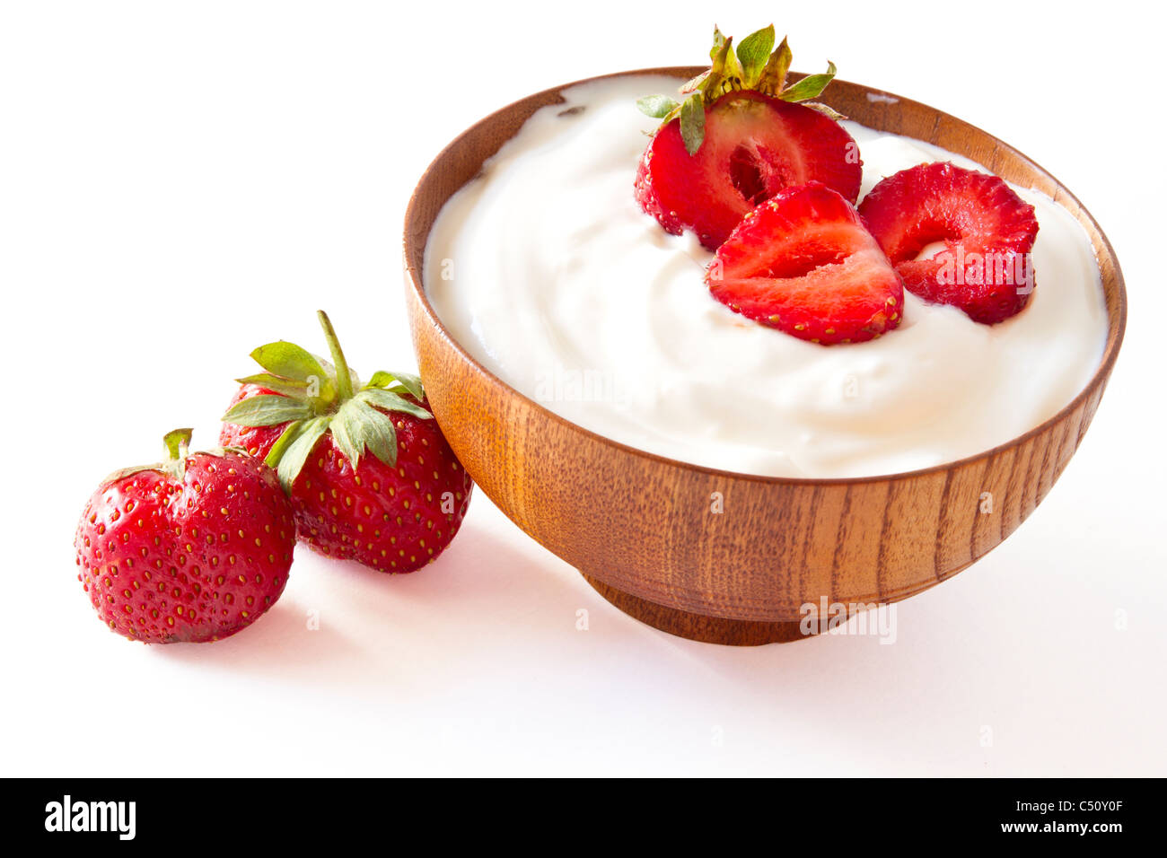 Fragola con lo yogurt in una ciotola di legno Foto Stock