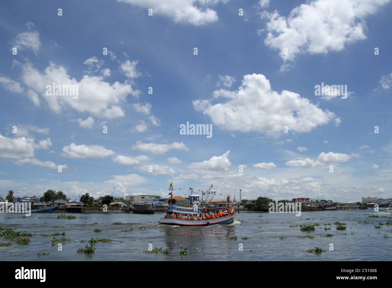 La pesca in barca sul fiume a Samut Sakorn provincia , della Thailandia Foto Stock