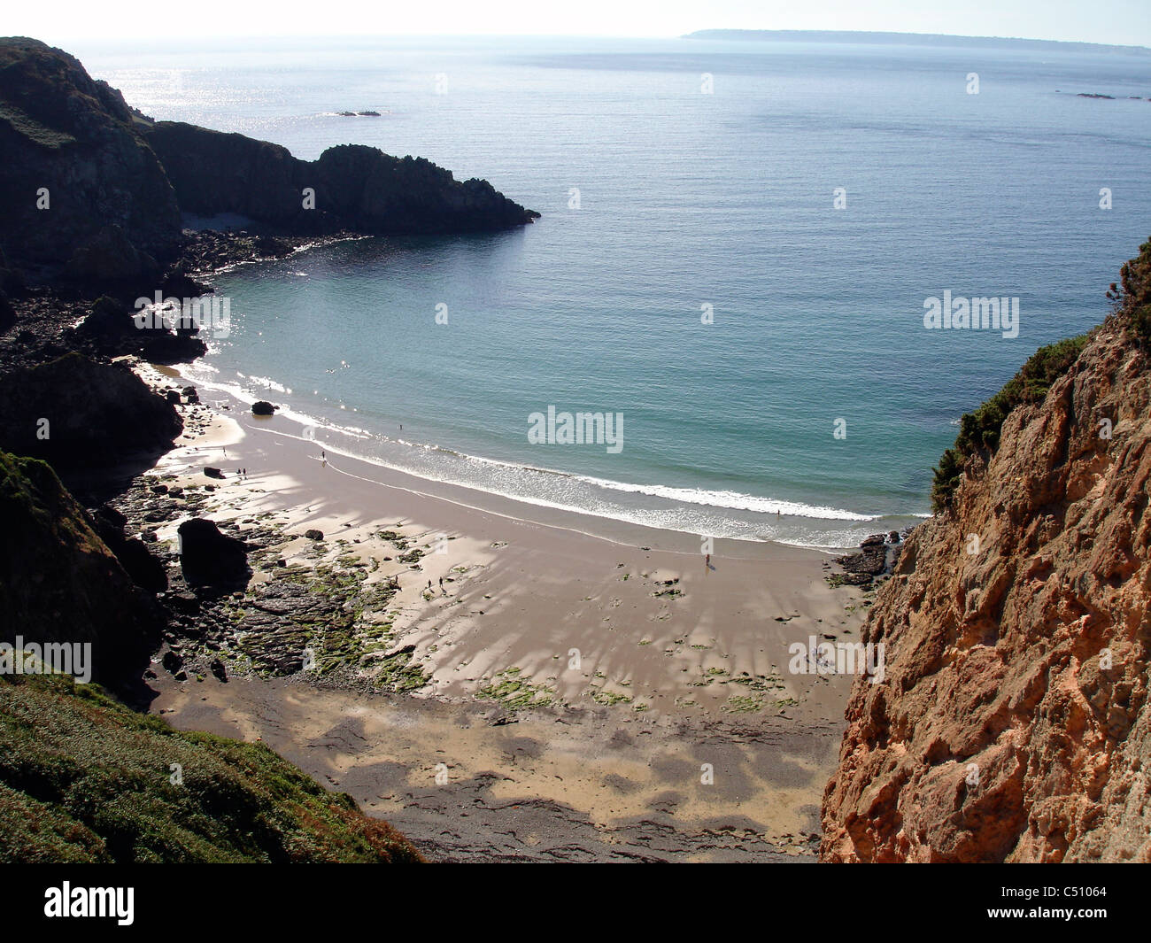 Vista sulla spiaggia di Sark, Isole del Canale, con l'isola di Guernsey in background Foto Stock