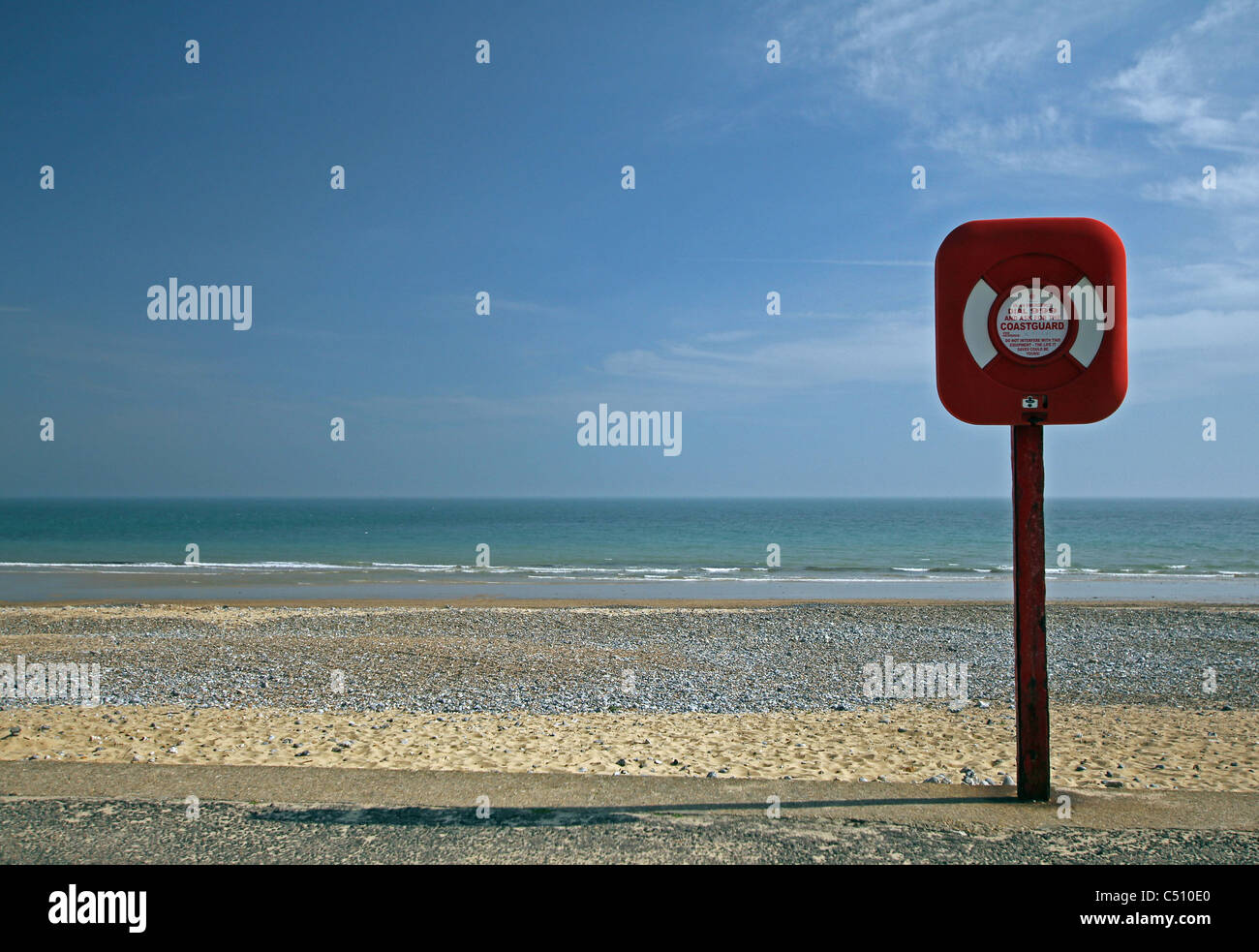 Un anello di vita contenitore sul fronte mare Foto Stock