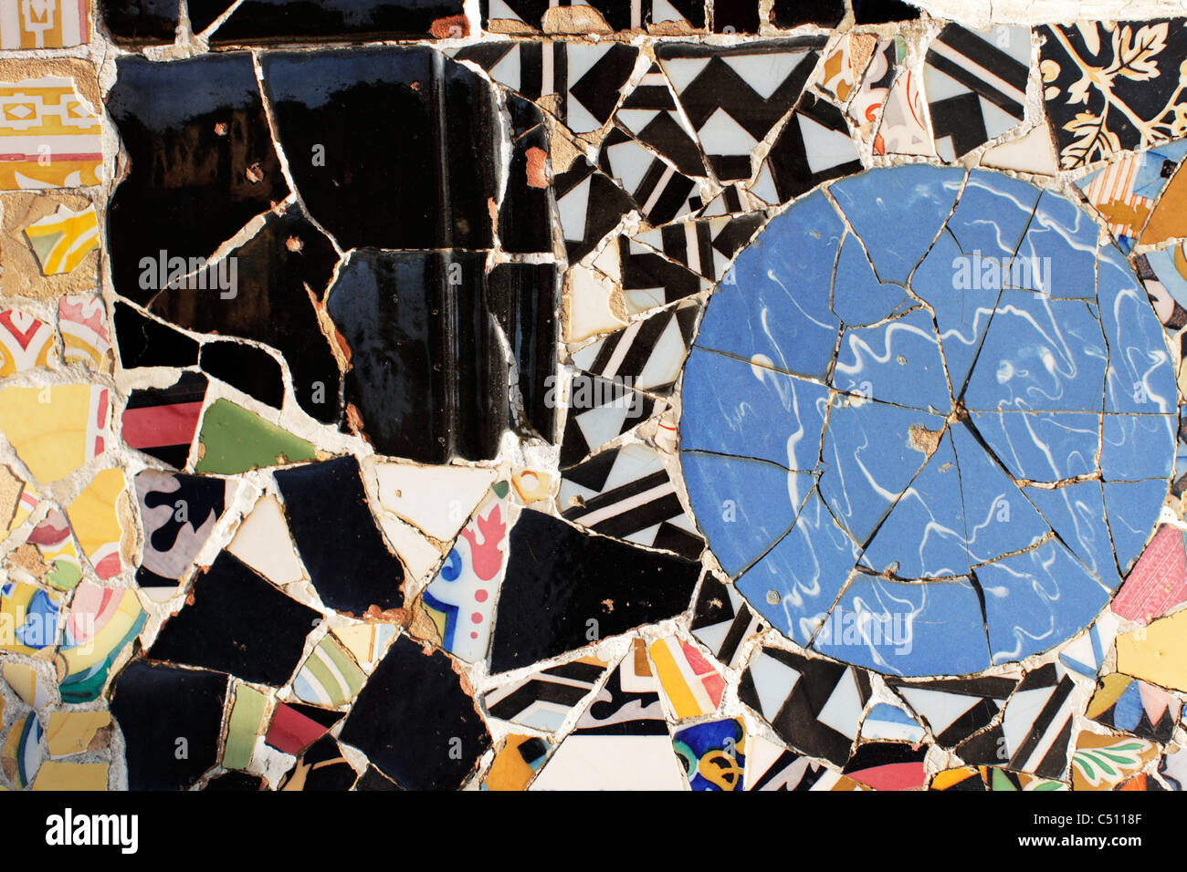 Immagine di piastrelle in ceramica in gaudi progettato Parc Guell, Barcellona, Spagna Foto Stock
