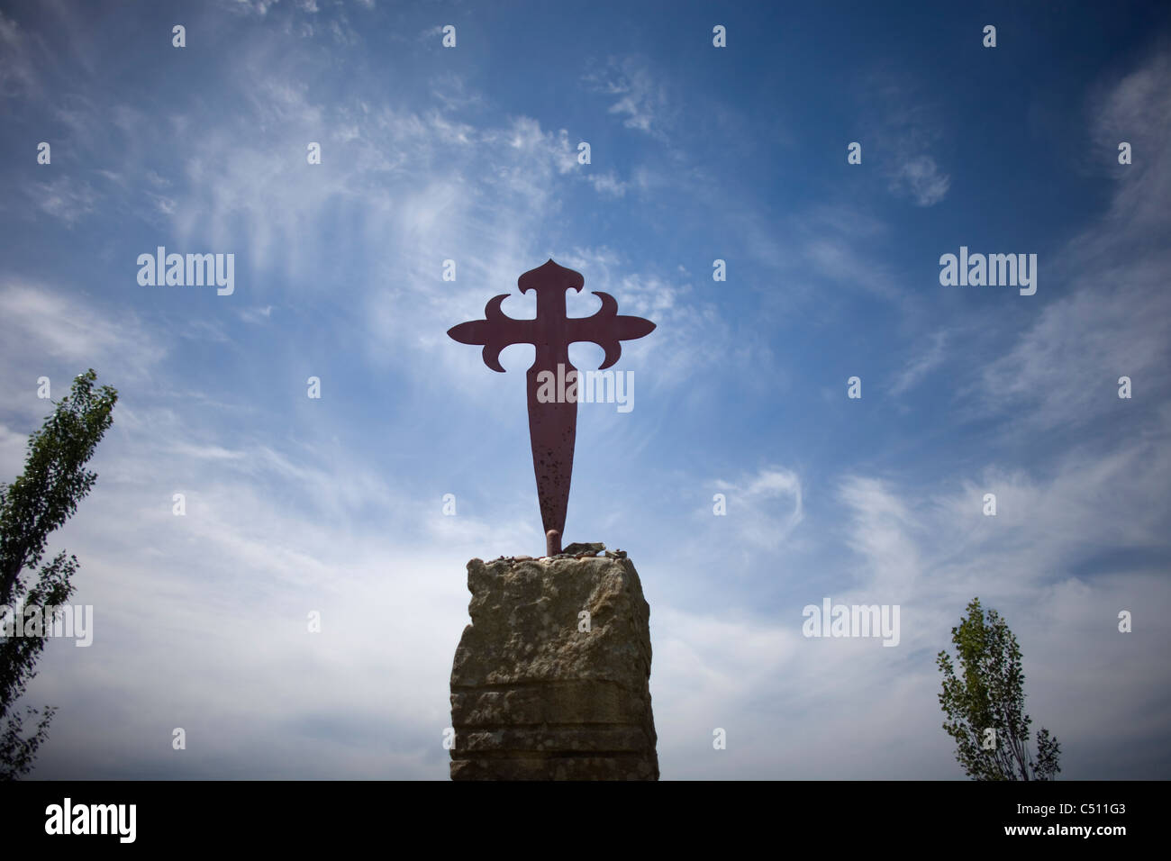 Una croce di Santiago è visualizzato in modo francese di San Giacomo,  Galizia, Spagna Foto stock - Alamy