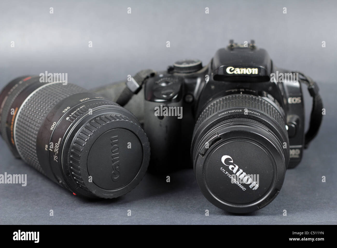 Fotocamere reflex digitali su sfondo isolato Foto Stock
