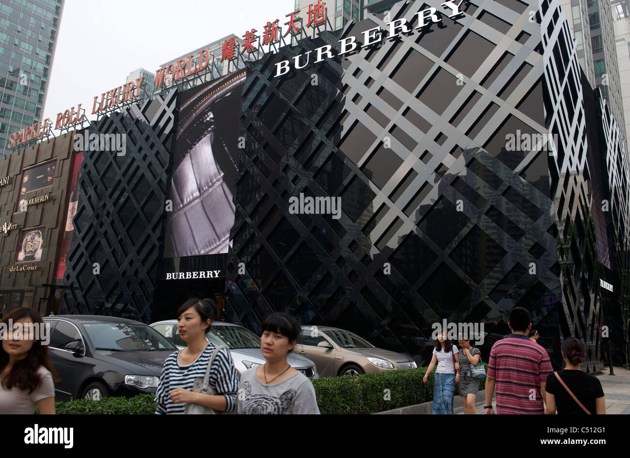 La gente a piedi passato un Burberry Group Plc store a Pechino in Cina. 30-giu-2011 Foto Stock