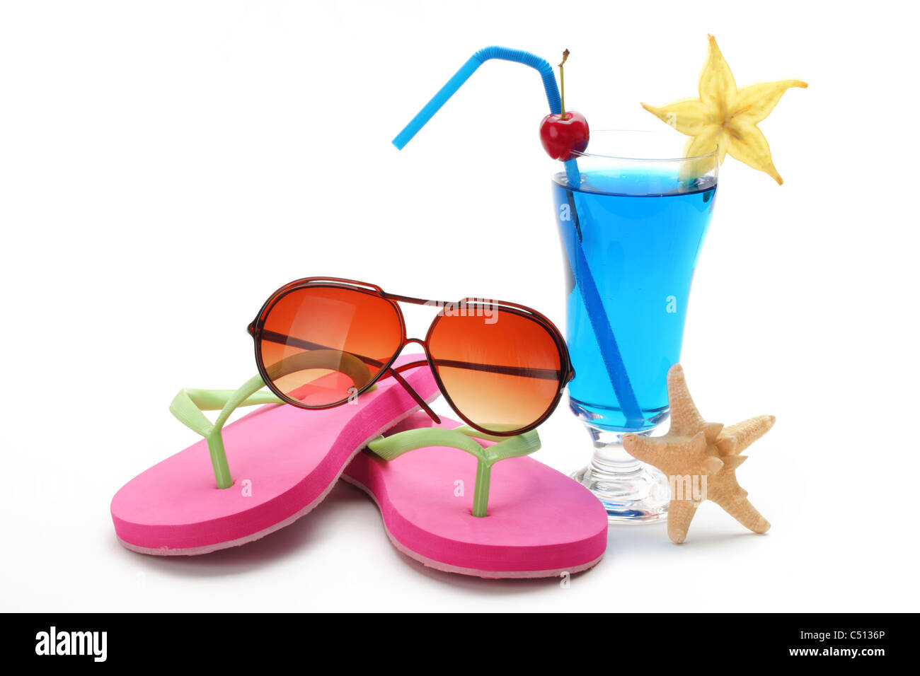 Blue tropical drink estivo,Occhiali da sole e flip-flop su sfondo bianco. Foto Stock