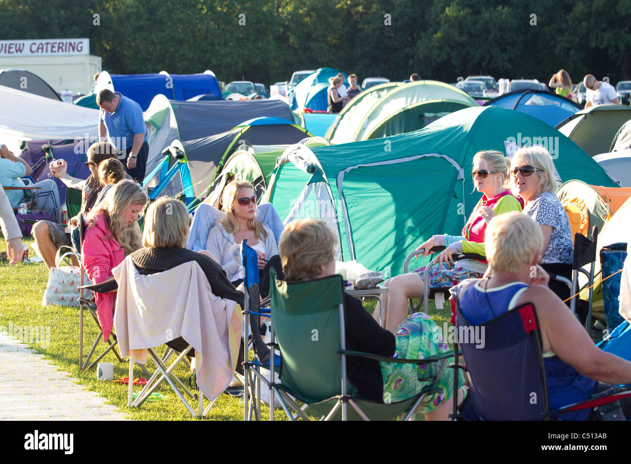Gli appassionati di tennis camping a Wimbledon Park vicino a Wimbledon Tennis Championships 2011, Wimbledon, London, Regno Unito.Foto:Jeff Gilbert Foto Stock