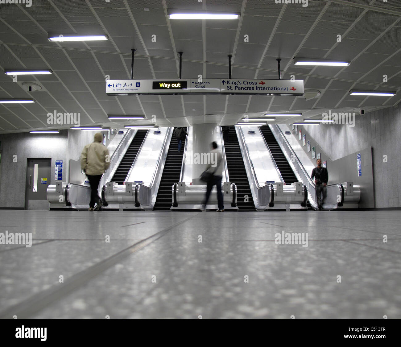 Scale mobili nella stazione di King Cross, London Underground di Londra, Inghilterra Foto Stock