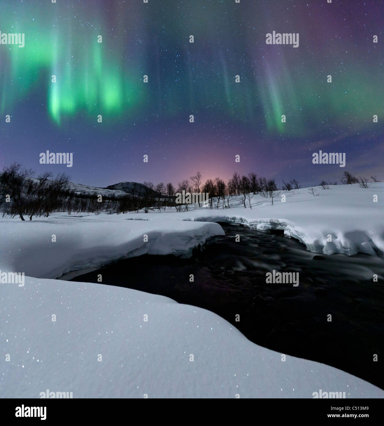 Aurora Boreale oltre il fiume Blafjellelva nel Troms County Foto Stock