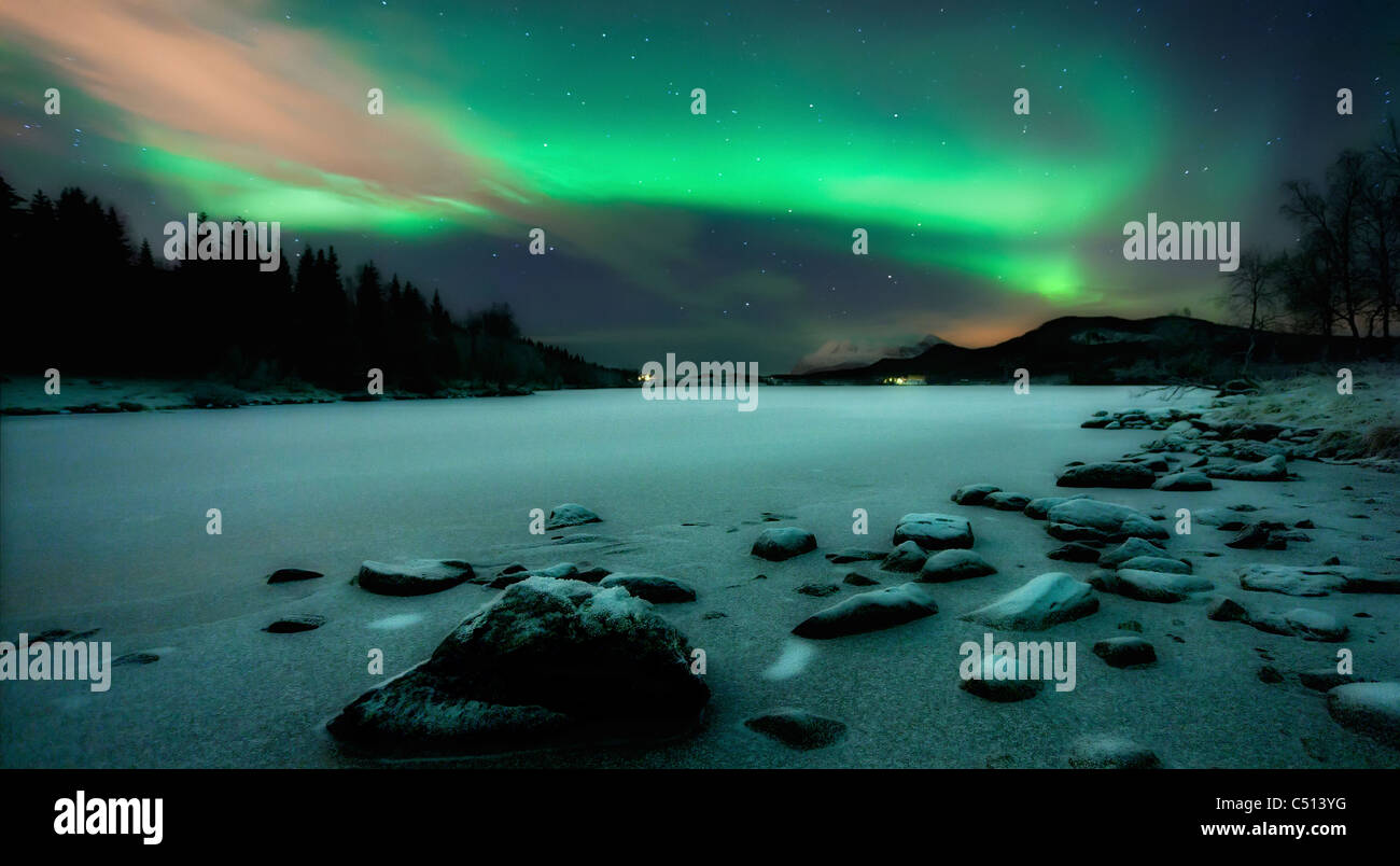 Aurora Boreale sopra Sandvannet lago nel Troms County, Norvegia. Foto Stock