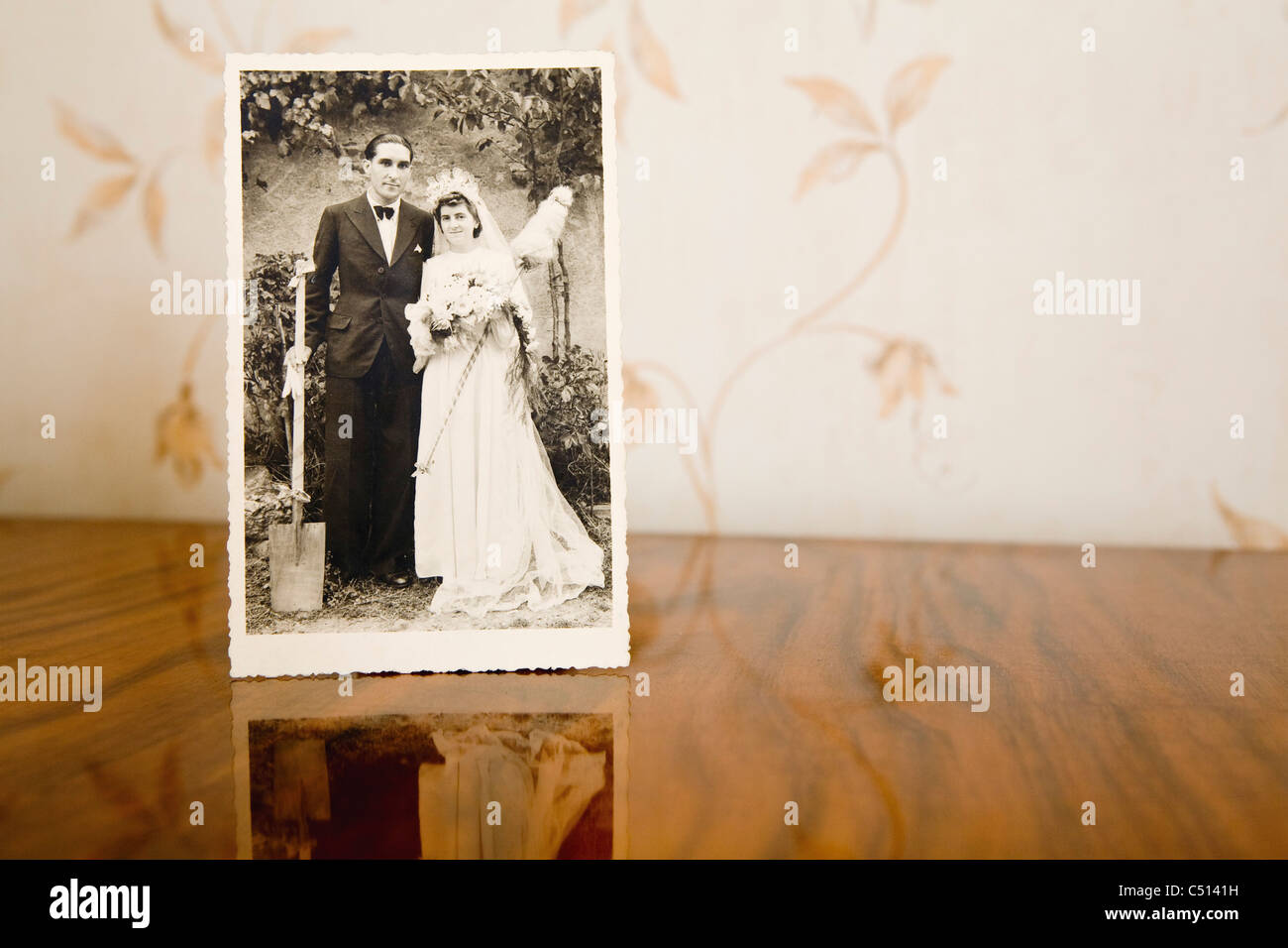 Vecchia fotografia della sposa e lo sposo il giorno delle nozze Foto Stock