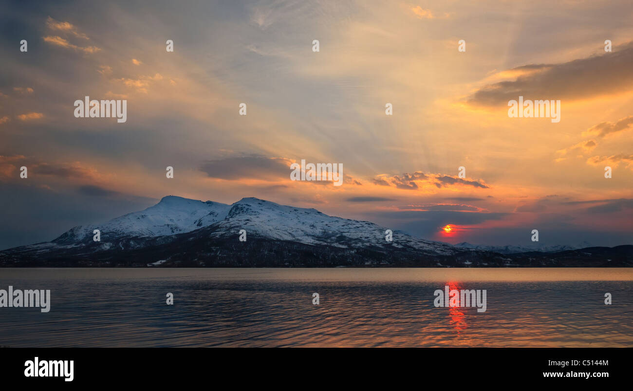 Il sole di mezzanotte oltre Tjeldsundet e la montagna Saetertinden nel Troms County, Norvegia. Foto Stock