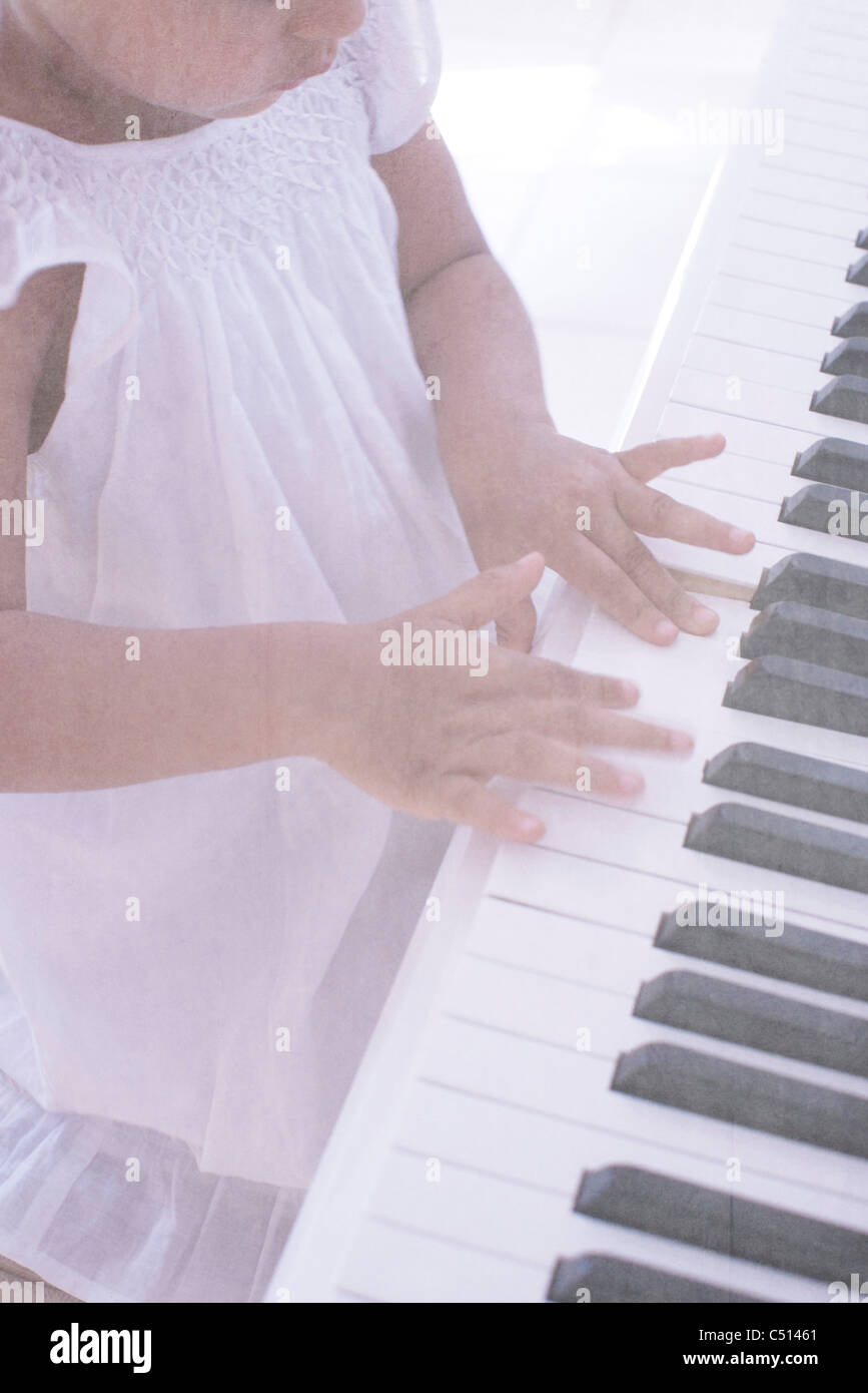 Bambina suonare il pianoforte, ritagliato Foto Stock