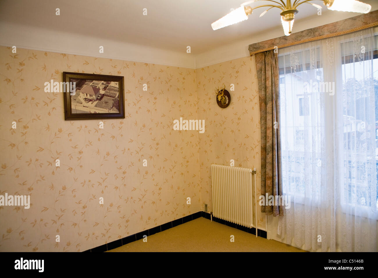 Photoraph incorniciata sulla parete della stanza vuota Foto Stock