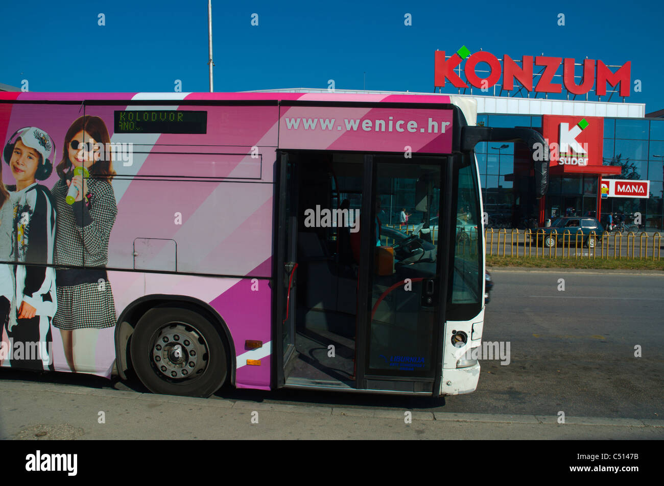 Bus stop ad immagini e fotografie stock ad alta risoluzione - Alamy