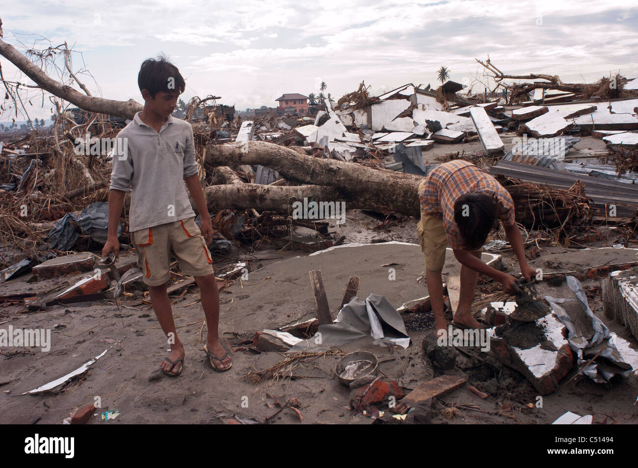 La gente cerca di salvageable merci nella distruzione causata dal terremoto e dallo tsunami a Banda Aceh, Indonesia Foto Stock
