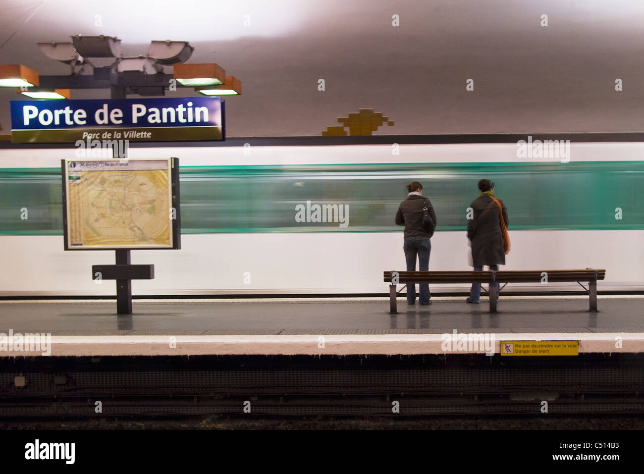 Persone in attesa per il treno sulla tribuna a Porte de Pantin stazione, Parigi Foto Stock