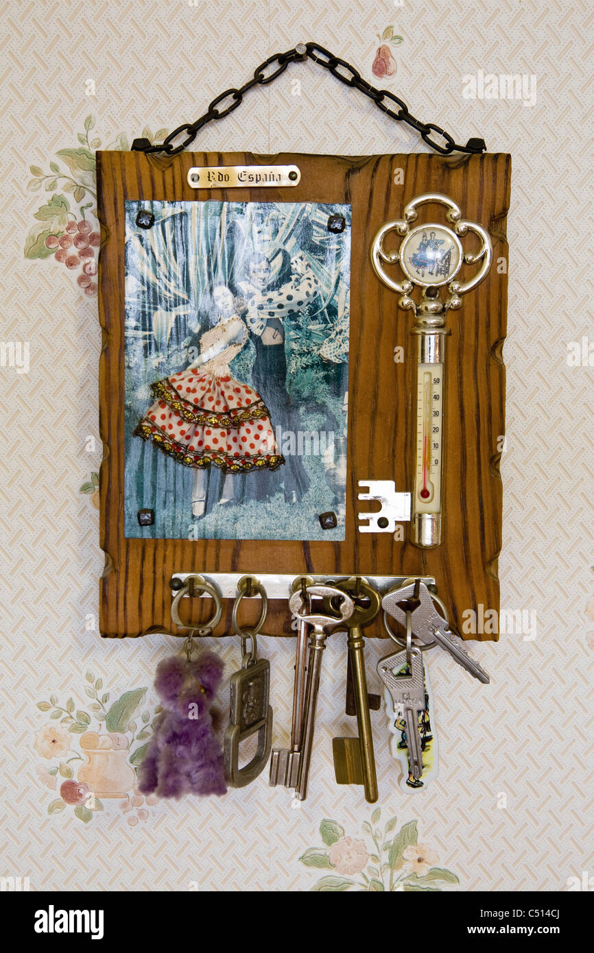 Chiavi appeso sulla chiave decorativa rack Foto Stock