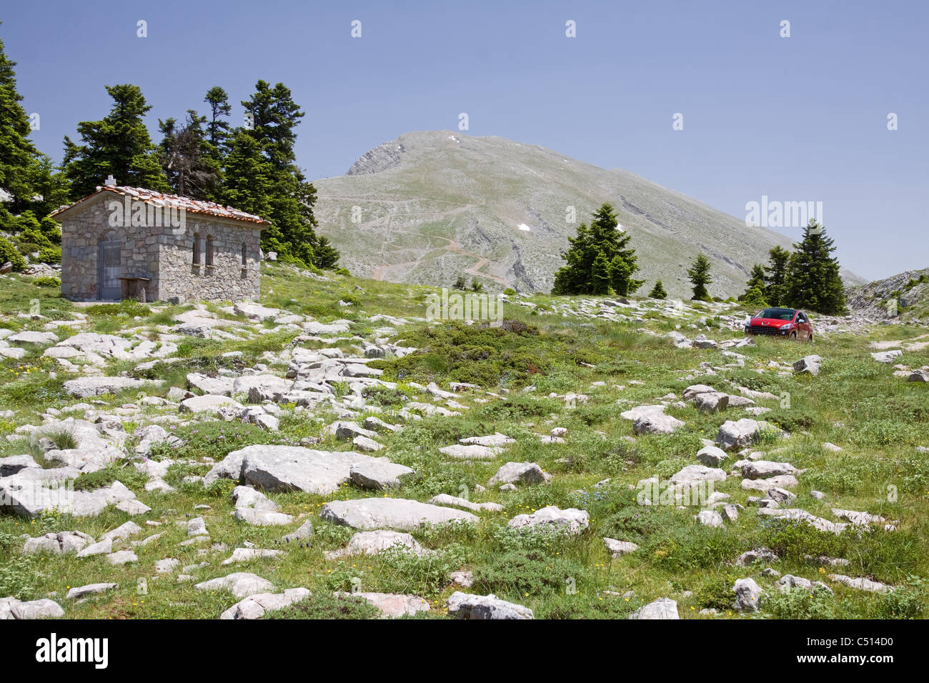 Una piccola vecchia chiesa di pietra sul monte Parnassos, Grecia centrale Foto Stock