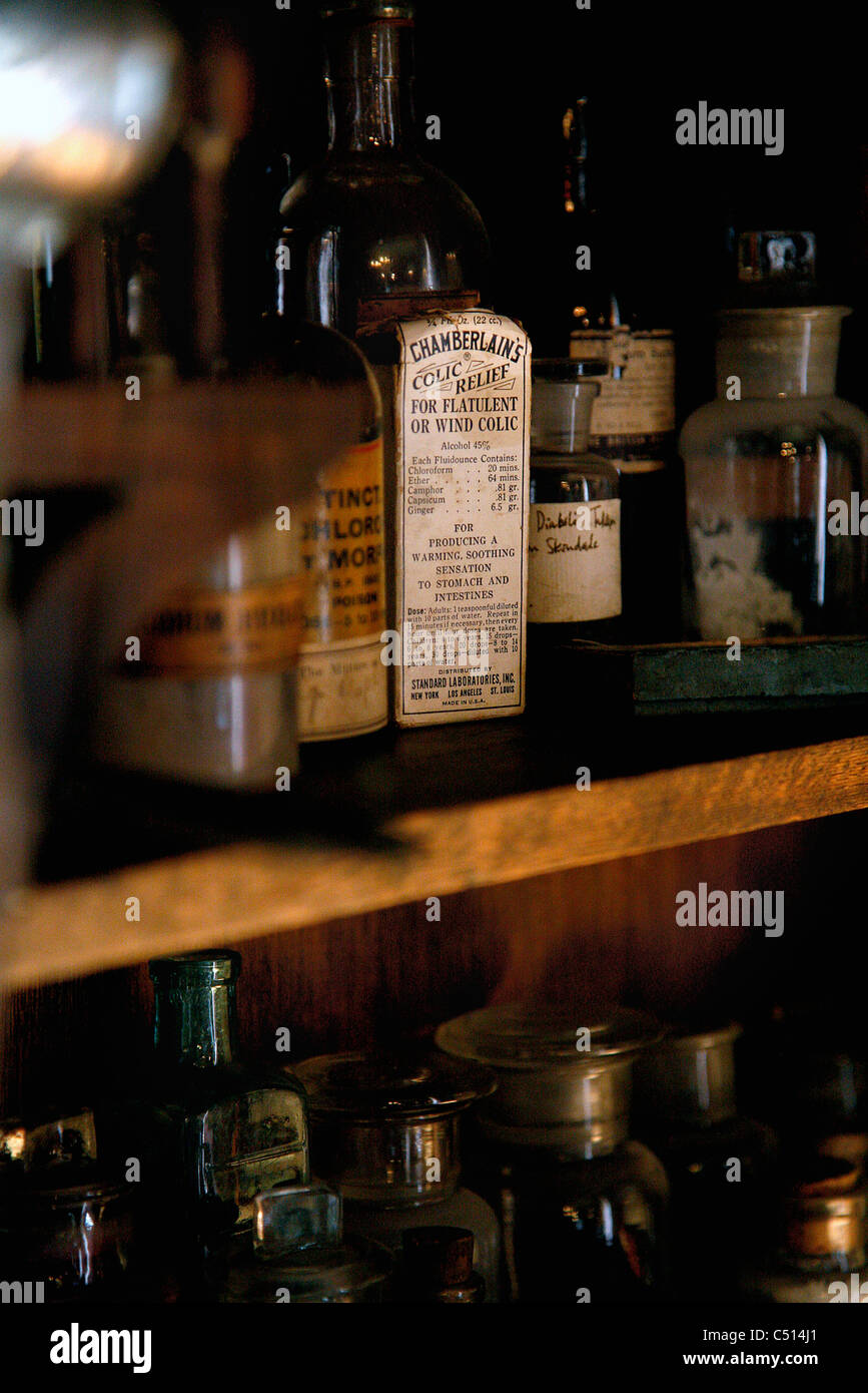 Medicina antica bottiglie sugli scaffali Foto Stock