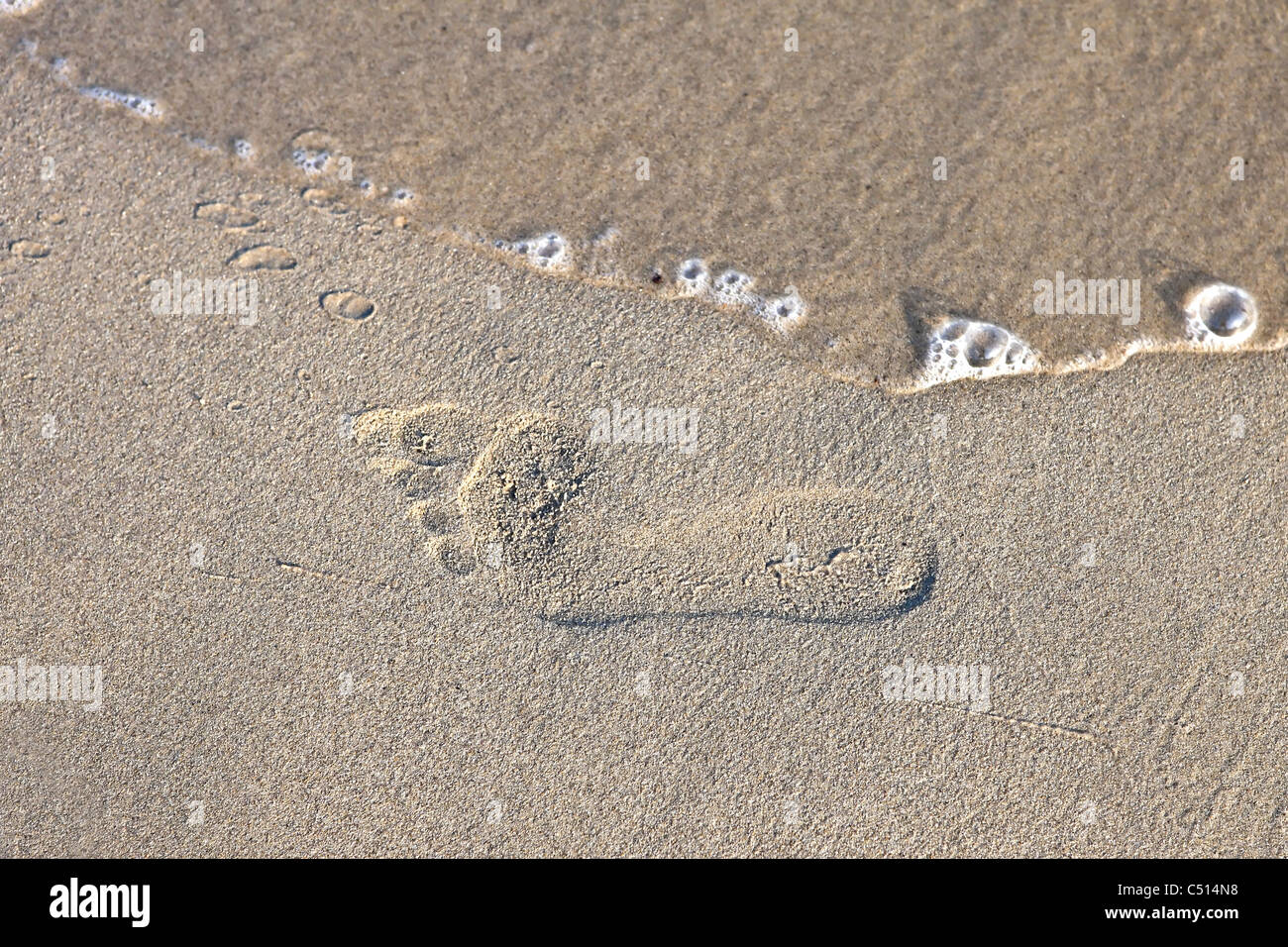 Orme nella sabbia sul Mediterraneo Foto Stock